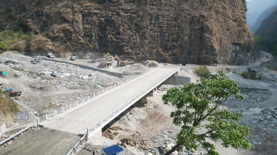 जहाँ ठेक्का सकिन एक वर्ष बाँकी छँदै गाडी चल्न थाले पुलमा