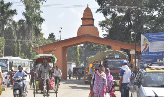 जथाभावी पार्किङ गरिएका भारतीय नम्बर प्लेटका सवारीसाधन हटाउन सुरु 