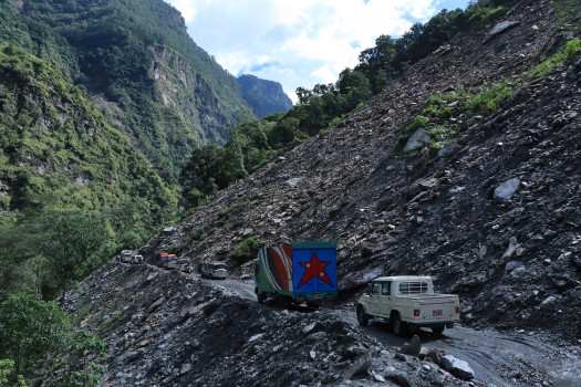 पहिरोले बेनी-जोमसोम सडकमा यातायात सेवा प्रभावित