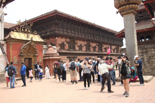 भक्तपुरमा अवलोकनका लागि आएका विदेशी पर्यटक