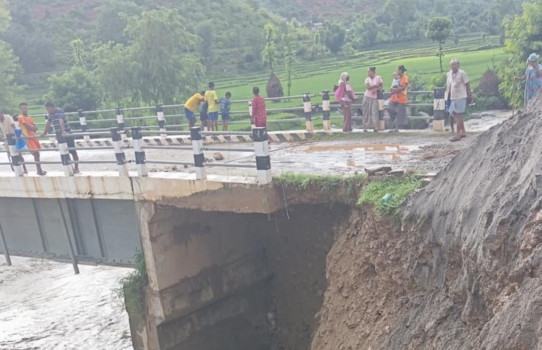 भटौली खोलामा बाढीः पक्की पुलमा क्षति, सवारी आवगमन बन्द