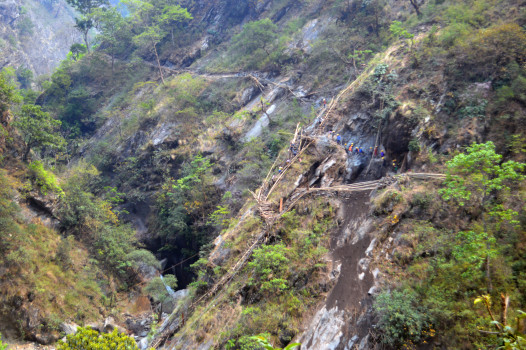 रुन्चेत गाउँ पुग्न भिर खोपेर झोलुङ्गे पुल बनाइँदै