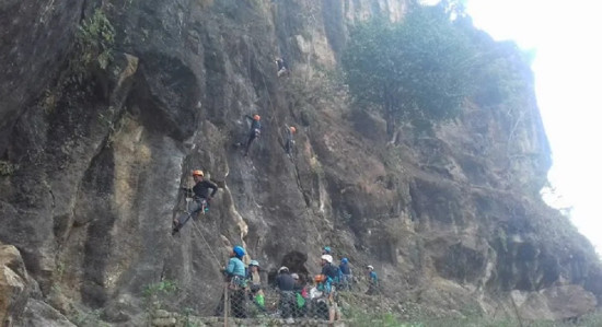 बन्दीपुरको चुनपहरामा चट्टान आरोहण