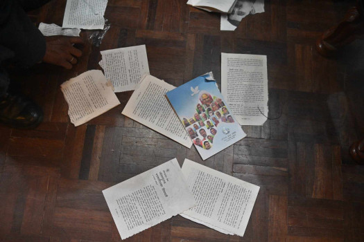 विमोचन हुन लागेको पुस्तक पत्रकारले च्यातिदिएपछि...