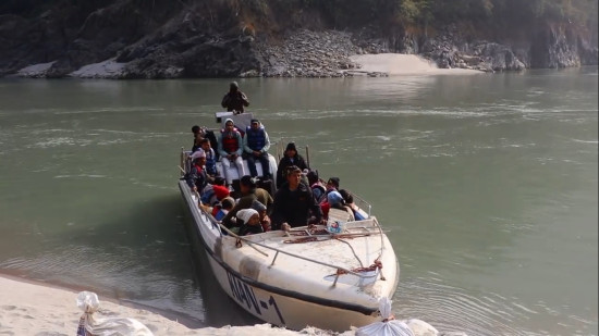 बोट चल्न थालेपछि छोटियो हतुवागढीसँग तराई क्षेत्रको दूरी