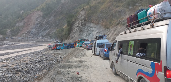 मुख्य राजमार्गकै यात्रा कठिन
