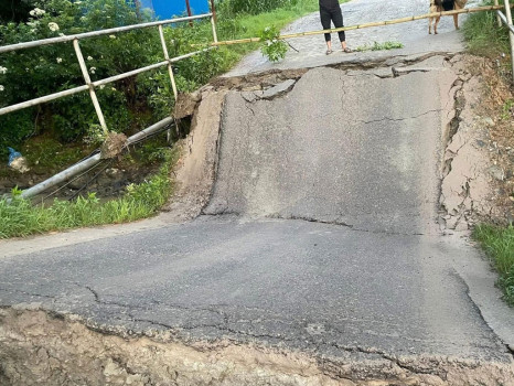 नालामा पुल भाँचियो : राजधानी जाने वैकल्पिक सडक अवरुद्ध