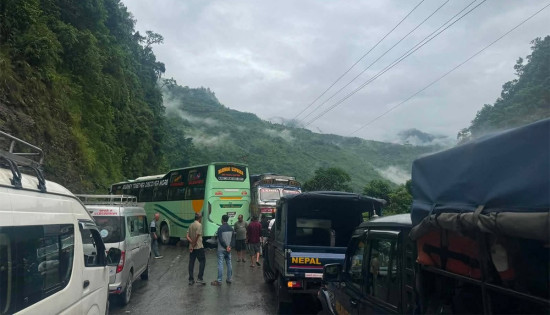 जलबिरेमा दुई बस र ट्रक ठोक्किँदा ३० जना घाइते
