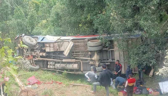बैतडीमा बस दुर्घटना हुँदा एक जनाको मृत्यु, ३९ घाइते 