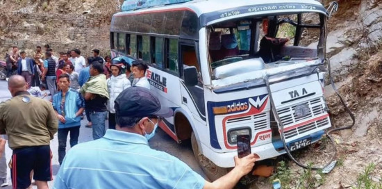 काठमाडौंका लागि रामेछापबाट छुटेको बस दुर्घटना