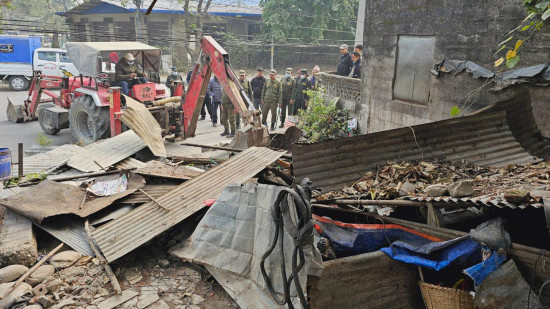 अवैध घरटहरामा बुटवल उपमहानगरको डोजर​