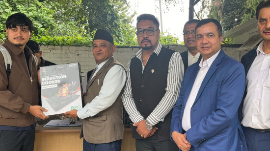 लोपोन्मुख आदिवासी जनजाति र दलित विद्यार्थीका लागि वैकल्पिक ऊर्जाले बाँड्यो  इन्डक्सन चुलो