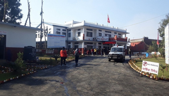 क्युआरबाट सेवाग्राहीको प्रतिक्रिया लिँदै जिप्रका नुवाकोट