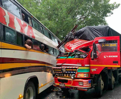 चितवनमा बस र ट्रक ठोक्किँदा तीन जना घाइते