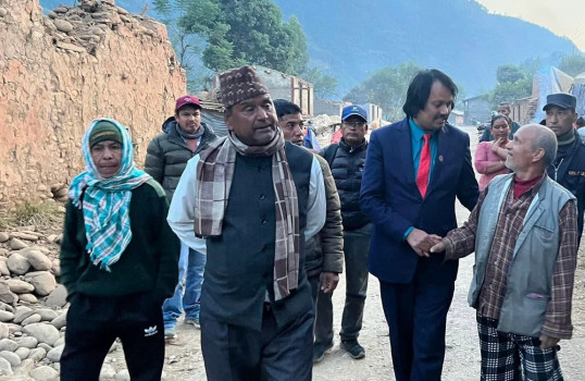 भूकम्प प्रभावित क्षेत्रमा सिके राउतले बाँडे न्याना कपडा