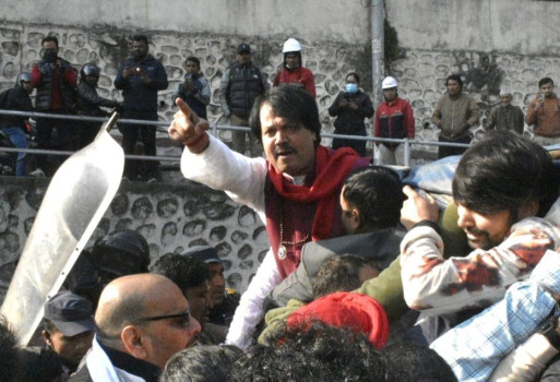 'धोती दिवस'को र्‍याली निषेधित क्षेत्रमा प्रवेश गर्न खोजेपछि...