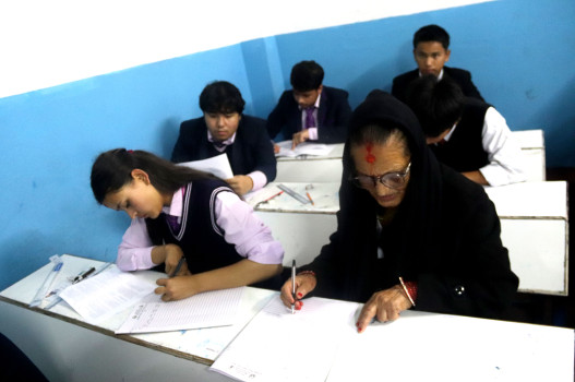 चार छोराछोरीकी आमा र तीन नातिनातिनाकी हजुरआमाले पनि दिँदैछिन् कक्षा १२ को परीक्षा