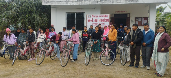 विपन्न समुदायका छात्रालाई वडा कार्यालयबाट साइकल सहयोग