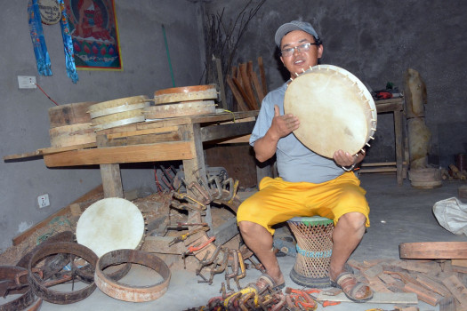डम्फु बनाएर राम्रो आम्दानी गर्दै लीलाबहादुर