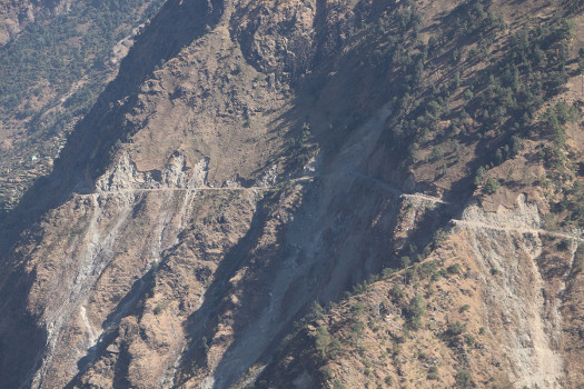 अक्करे भीरमा सडक खन्दै सेना