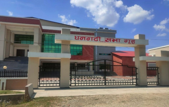 २८ करोडमा निर्माण गरिएको धनगढीको सभागृह प्रयोगविहीन