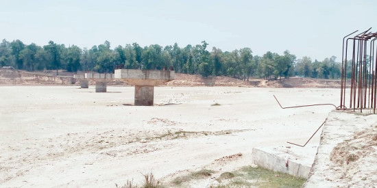 दोदा नदीमाथि निर्माणाधीन पक्की पुल