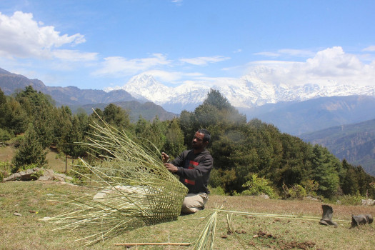 म्याग्दीको रुइसेमा डोको बुन्दै गरेका स्थानीयबासी