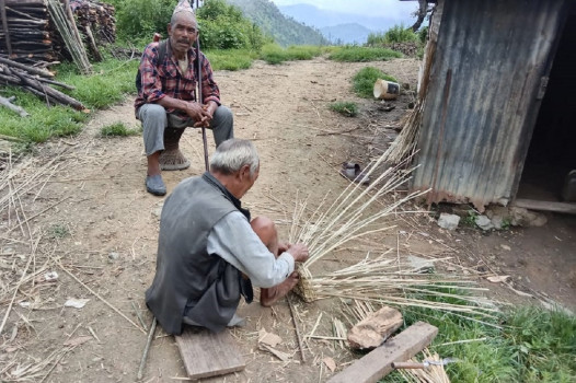 संरक्षणको अभावमा लोप हुँदै थुन्से बुन्ने पेसा