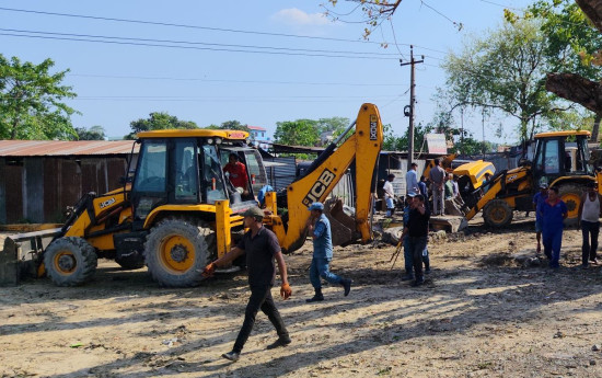 इनरुवा नगरपालिकाले अतिक्रमित क्षेत्र खाली गराउँदै