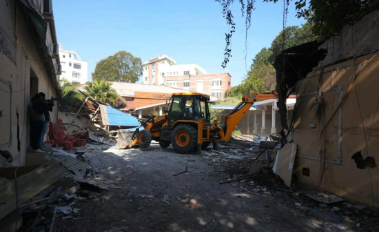 कांग्रेस नेता खड्काको कम्पनीले स्काउटको जग्गामा बनाएका संरचनामा महानगरको डोजर