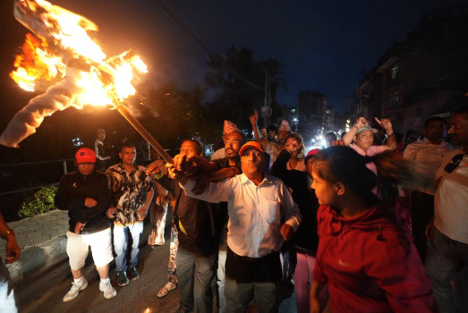 राप्रपा नेपालका कार्यकर्ताले प्रधानमन्त्री र गृहमन्त्रीको पुत्ला जलाए