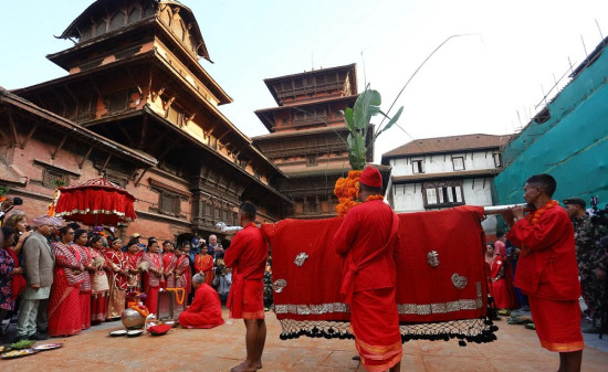 हनुमानढोकाको दसैं घरमा भित्र्याइयो गोरखाबाट ल्याइएको फूलपाती