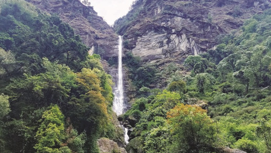 मिक्वाखोलाको आकर्षक फुङफुङे झरना