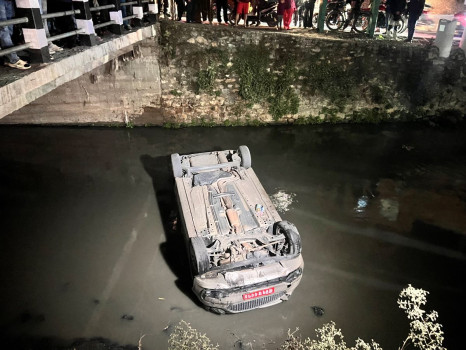 धोबीखोलामा खसेर उत्तानो पर्‍यो कार