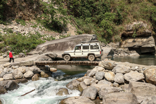 काठेपुलमा यात्रुवाहक गाडी