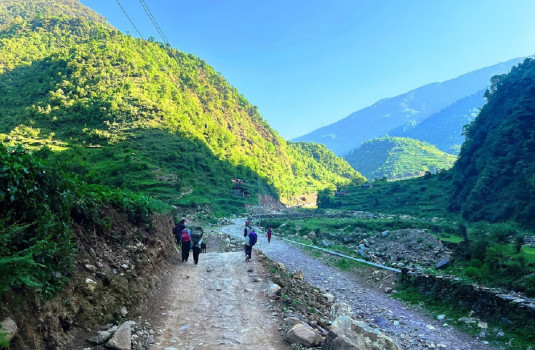 ढोरपाटन पुग्ने सडकको दुरावस्था, पर्यटकलाई सास्ती