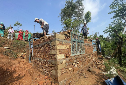 जग्गादातालाई स्थानीयद्वारा घर निर्माण