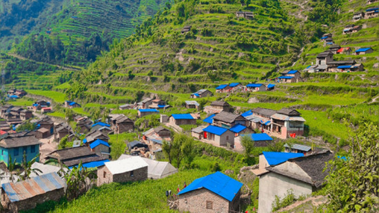 जस्तापाताले विस्थापित गर्दै ढुंगा र खरका छानो