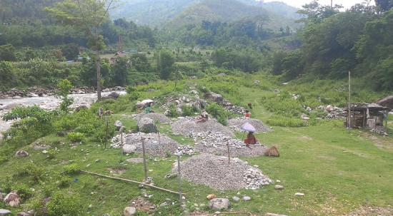 रावाखोला फाँटमा गिटी कुट्दै स्थानीय महिला