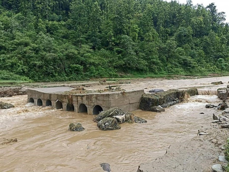 बाढीले ज्यादुल खोलाको डाइभर्सन पुल बगायो, गोरखा-आरुघाट सडक अवरुद्ध