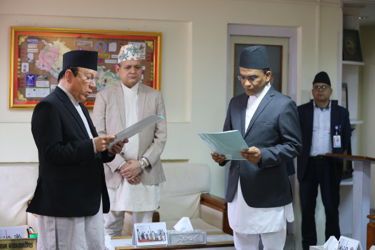 गभर्नर पौडेलले लिए प्रधान न्यायाधीश राउतसँग शपथ