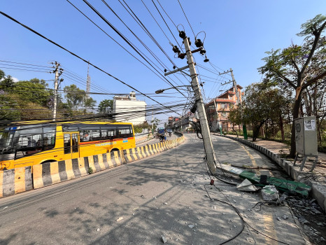११ हजार भोल्टको करेन्ट बग्ने बिजुलीको पोलमा कार ठोक्किएपछि..