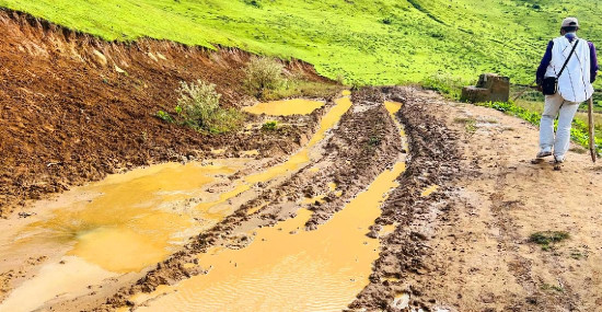 बर्खामा सडक सञ्चालन नहुँदा खाद्यान्न ढुवानीमा समस्या