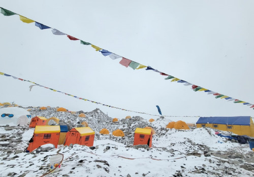 उकालो चढ्न अनुकूल मौसम पर्खिरहेका आरोही