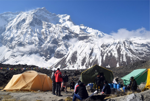 अन्नपूर्ण हिमालको आधार शिविरमा हिमाल आरोहणका लागि आएका पर्यटक