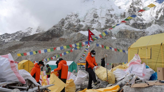 हिमालबाट निकालियो पाँच वर्षमा १२ शव र १०८ टन फोहोर