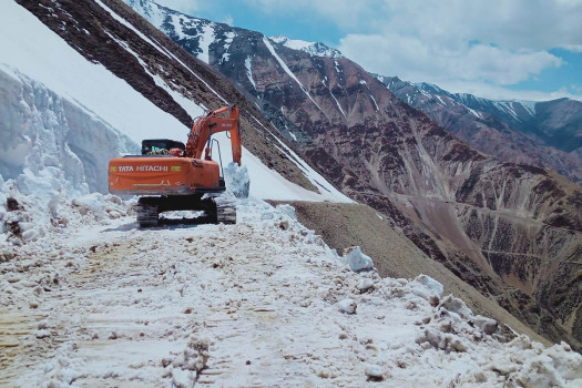 डोजर लगाएर हिउँ पन्छाइयो नारा लेकमा [तस्बिरहरू]