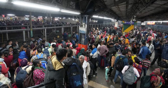 रेलवे स्टेशनमा भागदौड हुँदा १८ जनाको मृत्यु
