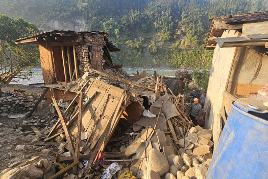 भूकम्प प्रभावितलाई स्याङ्जाका तीन पालिकाद्वारा १३ लाख सहयोग