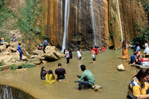 गर्मी छल्न जलविरे झरनामा पर्यटक